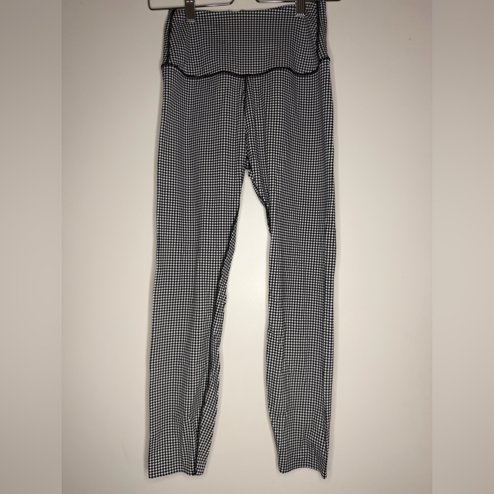 TAVI High Waisted 7/8 leggings size large. NEW without tags
